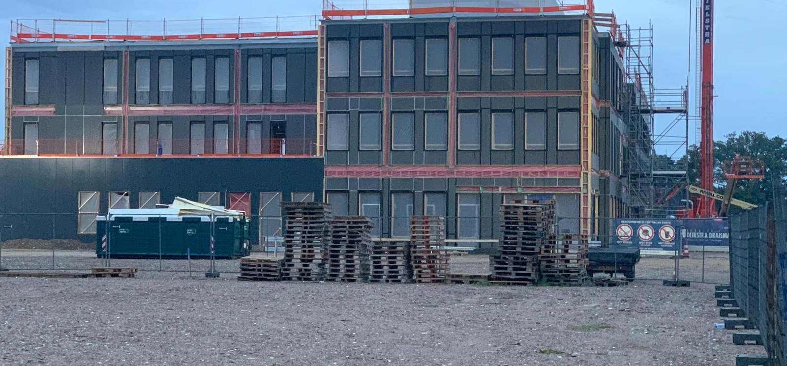 Afvalcontainer met bouwafval op een bouwplaats